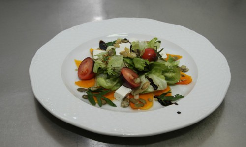 Рецепт дня: салат из запеченной тыквы от шеф-повара