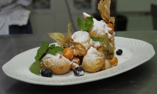 Рецепт дня: десерт «быстрые пончики» с сахарной пудрой от шеф-повара