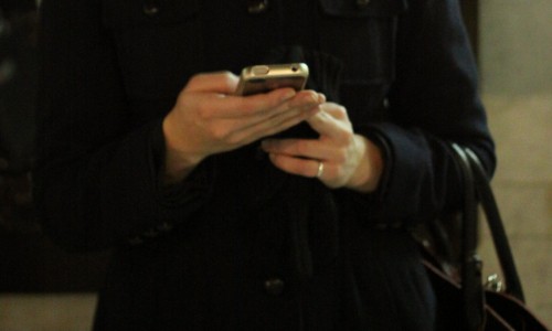 Кировчанка разбила дорогой телефон, чтобы не платить алименты дочери