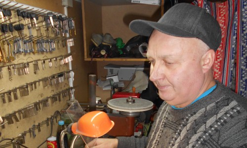 Интервью за 60 секунд: мастер ключей во время работы