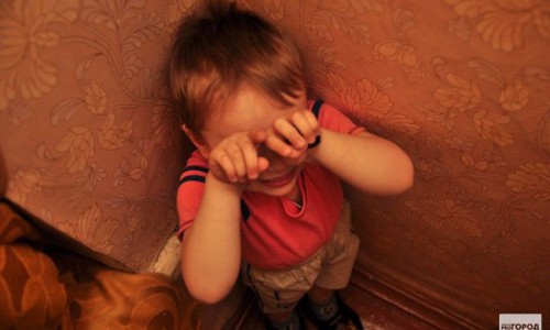 В Кировской области 9-летний мальчик ухаживал за новорожденной сестричкой, пока его мать пила с гостями