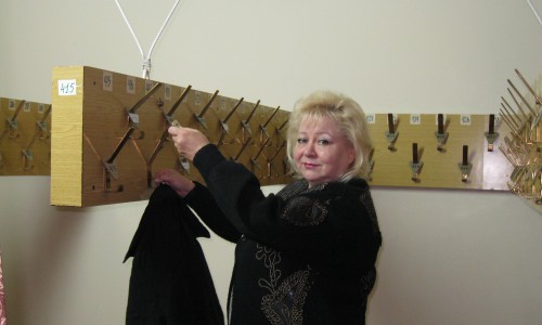 Интервью за 60 секунд: Елена Макарова, гардеробщица в ДК «Дружба» во время работы