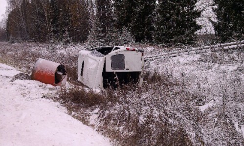 Неожиданная зима в Кировской области: сразу несколько машин слетело в кювет из-за погодных условий
