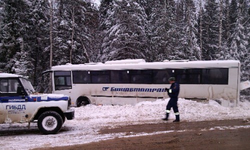 В Кировской области рейсовый автобус из-за погоды съехал в кювет: есть пострадавшие