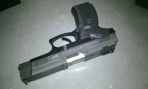 В Кирово-Чепецке студент, угрожая пистолетом, отобрал у школьника сотовый