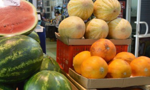 В Кировской области опрокинулась фура с арбузами: ценный груз разобрали местные жители