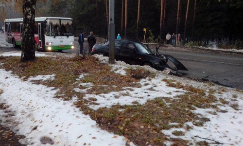 ДТП в Кирово-Чепецке: от столкновения «Приоры» и «БМВ» пострадал пассажир иномарки