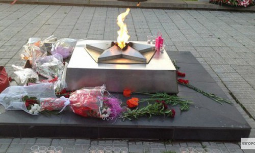 Родители детишек, которые сожгли венки возле Вечного огня в Чепецке, выплатят материальный ущерб