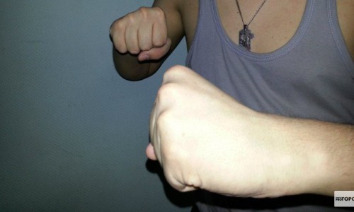 В Кировской области мужчина жестоко избивал бабушку и ребенка