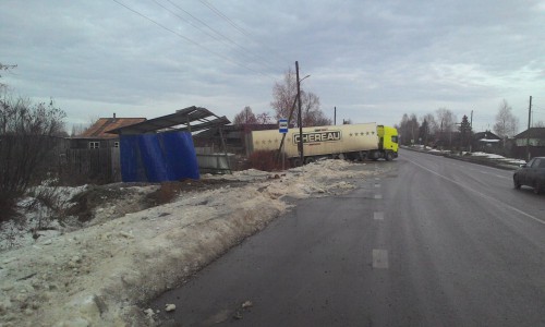 В Кировской области из-за ледяного дождя произошли три аварии с участием грузовиков