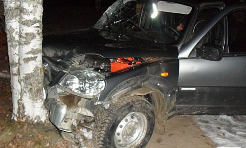 В Кировской области "Нива" врезалась в поезд: водитель скончался