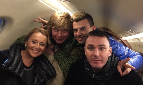 Анжелика Варум и "Иванушки International" прилетели в Киров на частном самолете, чтобы поздравить полицейских