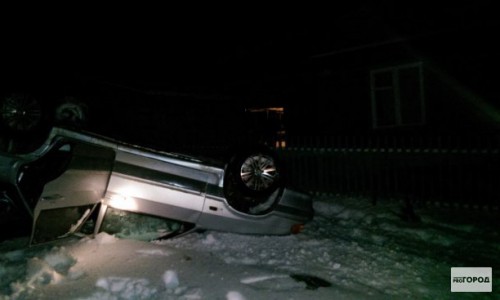 В Кировской области легковушка врезалась в столб и перевернулась