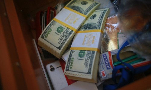 В Кировской области у посетителя кафе отобрали 1,5 тысячи долларов и два сотовых телефона