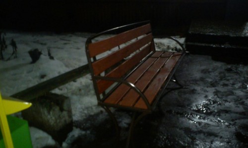 В Кирово-Чепецке поставили новые скамейки. Жители дома недовольны