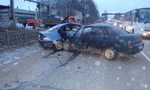 ДТП в Кирово-Чепецке: на дороге столкнулись BMW  и «десятка»