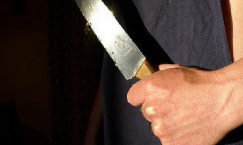 В Кирово-Чепецке полицейским удалось спасти 21-летнего парня, раненного ножом