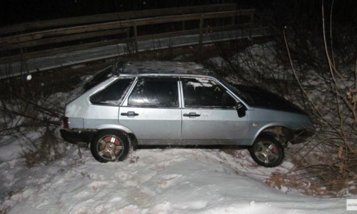 В Кировской области «Лада» на полной скорости улетела в кювет и перевернулась