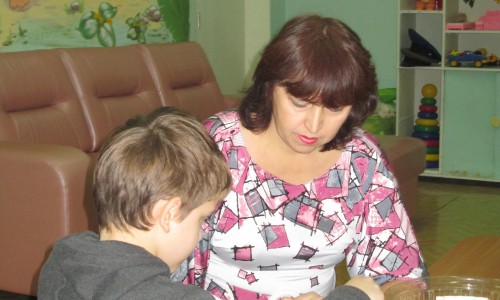 Интервью за 60 секунд: Валентина Мусихина воспитатель центра реабилитации детей-инвалидов во время игры с ребенком