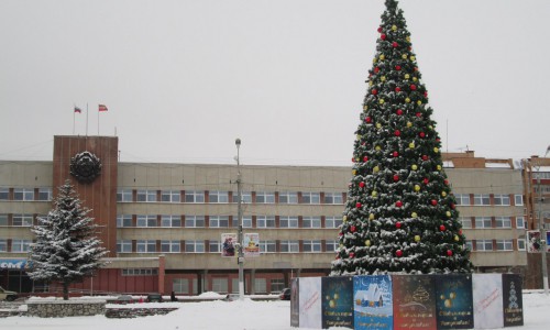 В Кирово-Чепецке поставили главную городскую елку