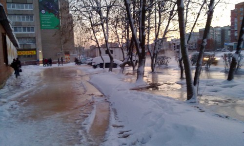 В Кирово-Чепецке прорвало трубу с горячей водой