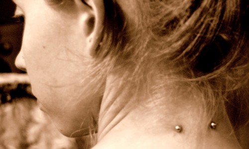 Чепчанин выложил фото своей обнаженной одноклассницы-подростка в Интеренет