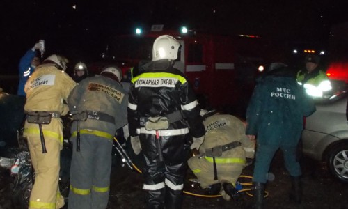 В Кировской области столкнулись две легковушки: водителя "семерки" буквально "выковыривали" из салона авто