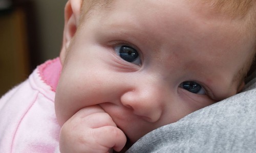 Чепчанка не кормила свою двухлетнюю дочь, избивала ее и заставляла спать на полу