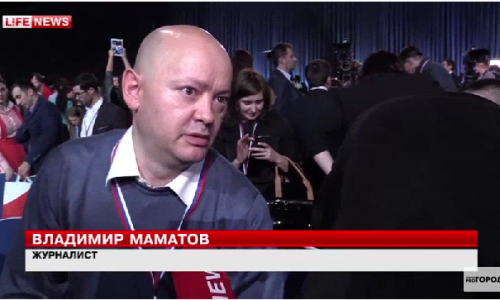 После пресс-конференции к Владимиру Маматову подошел пресс-секретарь президента