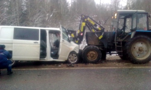 В Кировской области иномарка столкнулась с трактором: погибли два человека