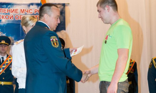 В Управлении МЧС наградили чепчанина-героя, который вытащил соседа из огня