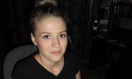 Интервью за 60 секунд: мастер маникюра Алена Рудых во время работы