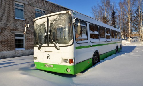 В Кировской области новый автобус для перевозки инвалидов ржавеет на территории администрации района