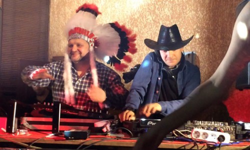 Губернатор Кировской области отметил Новый год в костюме индейца вместе с DJ Smash и Крейгом Дэвидом