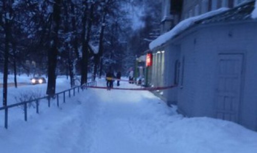 В Кирово-Чепецке на детей упала снежная глыба