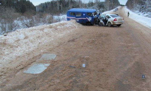 В Кировской области иномарка столкнулась с автомобилем «Почты России»: один человек погиб