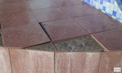 В Чепецке местный житель отковыривал плитку со стены магазина, чтобы сделать ремонт в своей ванной