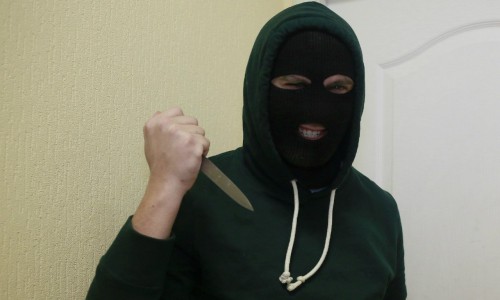 В Кирово-Чепецком районе односельчанин ударил ножом пенсионерку и отобрал деньги