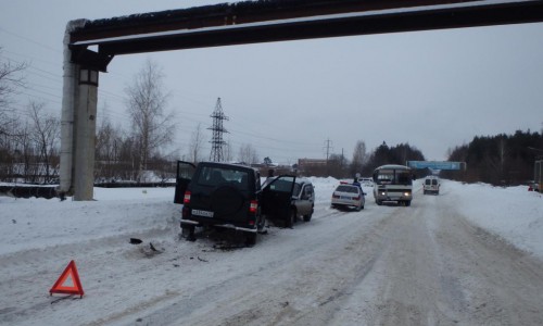 В Кирово-Чепецке столкнулись две легковушки: водитель «УАЗ Патриот» получил травмы