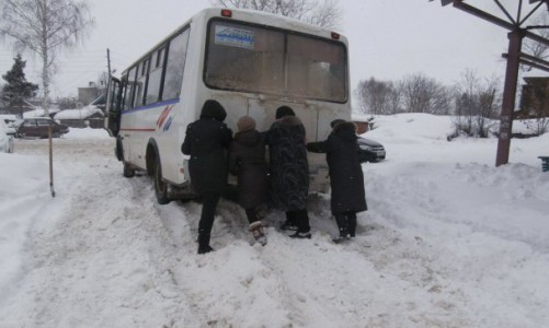 В Кировской области женщины помогли вытолкнуть ПАЗик из снежной каши