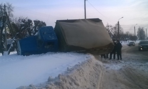 В Нововятске рядом с железнодорожным переездом в кювет вылетел грузовик