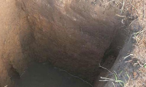 В Кировской области женщина выбросила новорожденного в выгребную яму