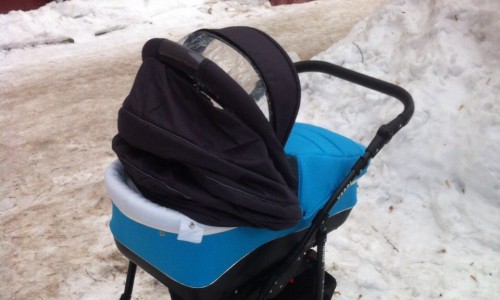 В Кирове умер младенец, на которого обрушилась девятикилограммовая глыба снега