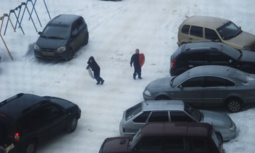 В Кирово-Чепецке школьник скатился с сугроба и ударился о колесо проезжающей мимо машины