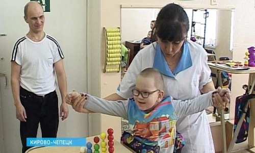 Видео: в Кирово-Чепецке разработали уникальную методику, после которой больные дети встают на ноги