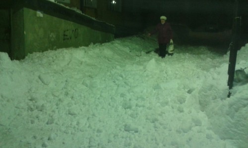 В Кирово-Чепецке снежная масса, упавшая с крыши снесла ограждения тротуара