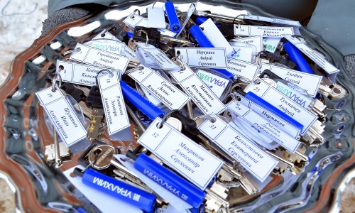 Молодые специалисты «ЗМУ КЧХК» получили служебное жилье