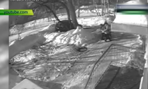В Интернете появилось видео падения девятикилограммовой глыбы снега на месячного ребенка в Кирове