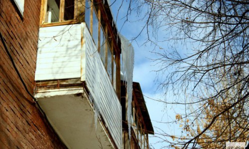 В Кировской области на шестилетнюю девочку с крыши упала глыба льда: ребенок в реанимации