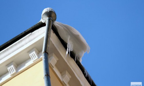 В Кирове женщина получила черепно-мозговую травму из-за упавшей ей на голову с крыши сосульки